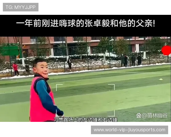 足球少年被球砸哭